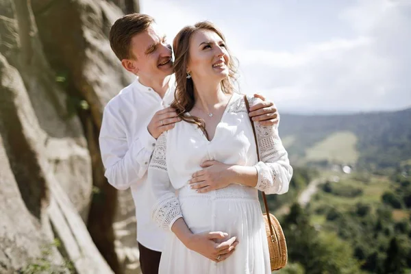 Glad Gravid Brudparet Eleganta Poserar Bergen Med Fantastisk Utsikt — Stockfoto