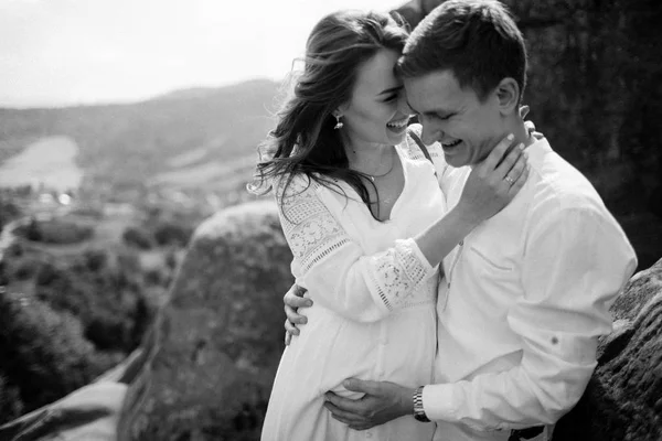 Šťastné Těhotné Nevěsty Stylový Ženicha Pózuje Úžasným Výhledem Hory — Stock fotografie