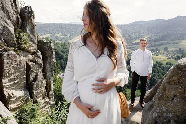 Gelukkig Zwangere Bruid Stijlvolle Bruidegom Poseren Bergen Met Geweldig Uitzicht — Stockfoto