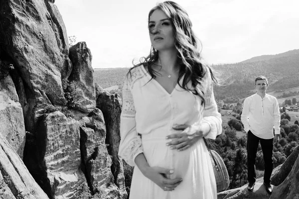 Šťastné Těhotné Nevěsty Stylový Ženicha Pózuje Úžasným Výhledem Hory — Stock fotografie