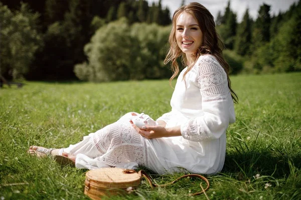 Partie Femme Enceinte Avec Petites Chaussures Pour Bébé — Photo