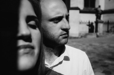 Şehirde kucaklayan güzel mutlu çift.  