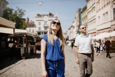Şehirde kucaklayan güzel mutlu çift.  