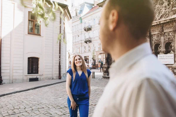 Lyckliga par i kärlek kramar och Kyssar på gatan gamla stan. — Stockfoto