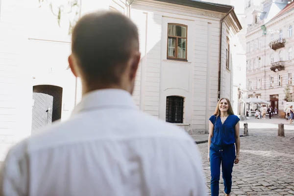 Pareja feliz enamorada abrazándose y besándose en la calle casco antiguo . — Foto de Stock