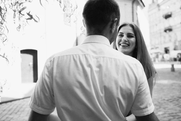 Pareja feliz enamorada abrazándose y besándose en la calle casco antiguo . —  Fotos de Stock