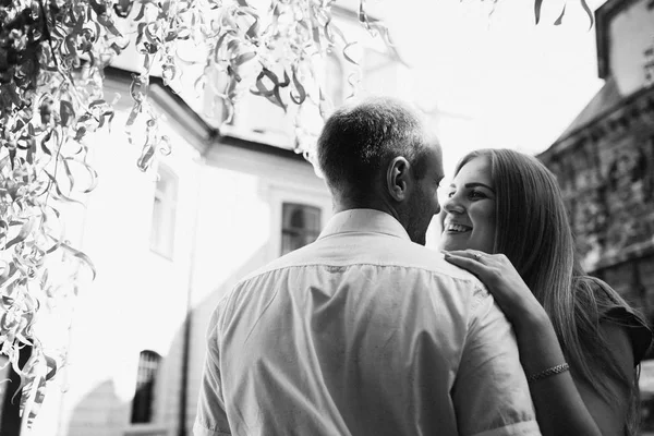 Gelukkige paar verliefd knuffelen en zoenen op de straat van de oude stad. — Stockfoto