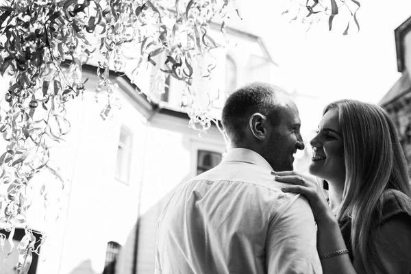Szeretettel, átölelve és megcsókolta az utcán óváros a boldog pár. — Stock Fotó