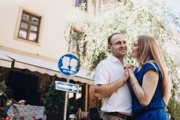 Gelukkige paar verliefd knuffelen en zoenen op de straat van de oude stad. — Stockfoto