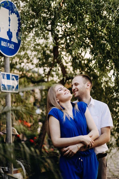 Pareja feliz enamorada abrazándose y besándose en la calle casco antiguo . —  Fotos de Stock