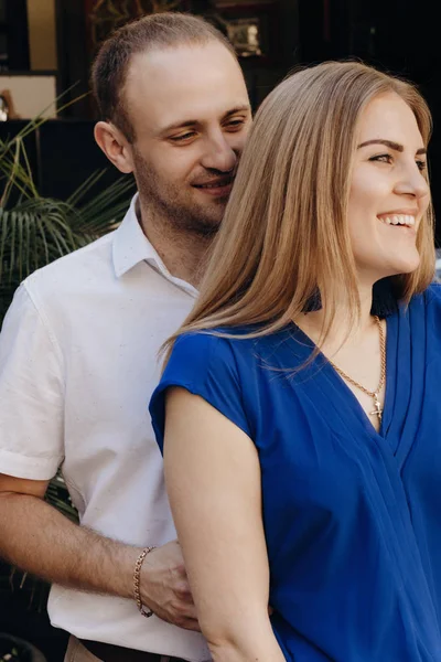 Pareja feliz enamorada abrazándose y besándose en la calle casco antiguo . —  Fotos de Stock