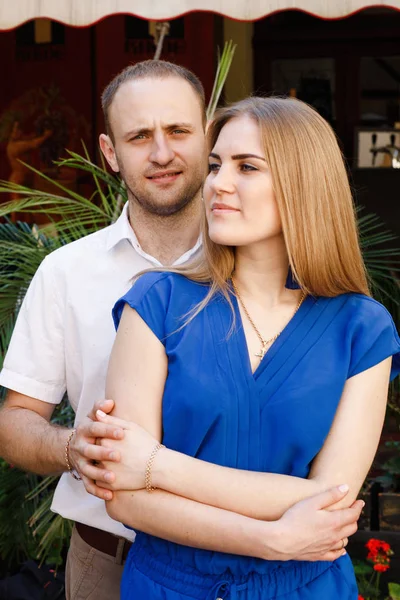 Pareja feliz enamorada abrazándose y besándose en la calle casco antiguo . — Foto de Stock