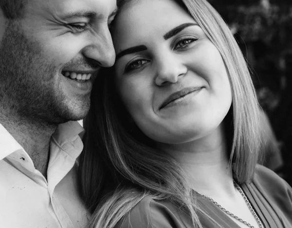 Pareja feliz enamorada abrazándose y besándose en la calle casco antiguo . — Foto de Stock