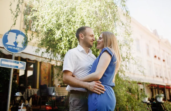 Pareja feliz enamorada abrazándose y besándose en la calle casco antiguo . — Foto de Stock