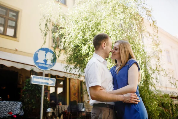 Pareja feliz enamorada abrazándose y besándose en la calle casco antiguo . — Foto de Stock