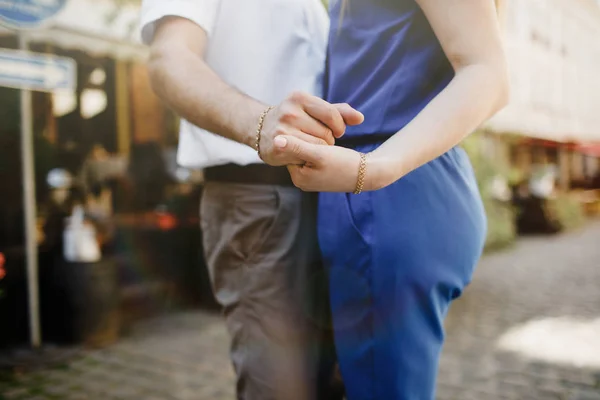 Pareja feliz enamorada abrazándose y besándose en la calle casco antiguo . — Foto de Stock