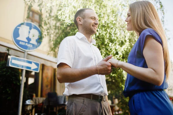 Pareja feliz enamorada abrazándose y besándose en la calle casco antiguo . — Foto de Stock