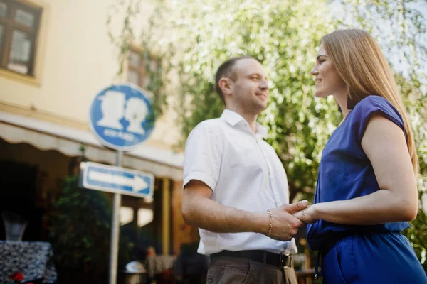 Pareja feliz enamorada abrazándose y besándose en la calle casco antiguo . — Foto de Stock