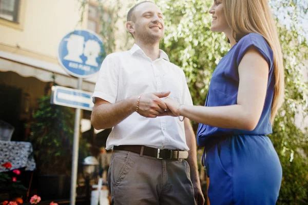 Gelukkige paar verliefd knuffelen en zoenen op de straat van de oude stad. — Stockfoto