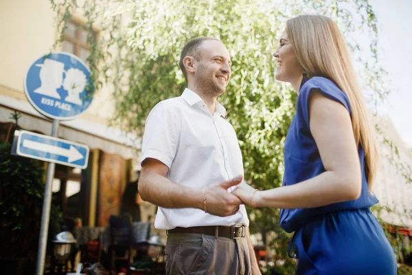 Pareja feliz enamorada abrazándose y besándose en la calle casco antiguo . — Foto de Stock