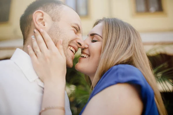 Gelukkige paar verliefd knuffelen en zoenen op de straat van de oude stad. — Stockfoto