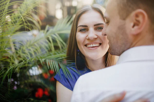 Hermosa pareja feliz abrazándose en la ciudad . —  Fotos de Stock