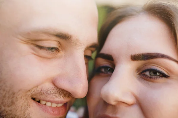 Hermosa pareja feliz abrazándose en la ciudad . —  Fotos de Stock