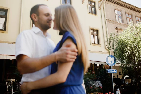 Bella coppia felice che abbraccia in città . — Foto Stock