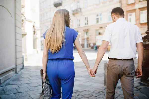 Hermosa pareja feliz abrazándose en la ciudad . — Foto de Stock