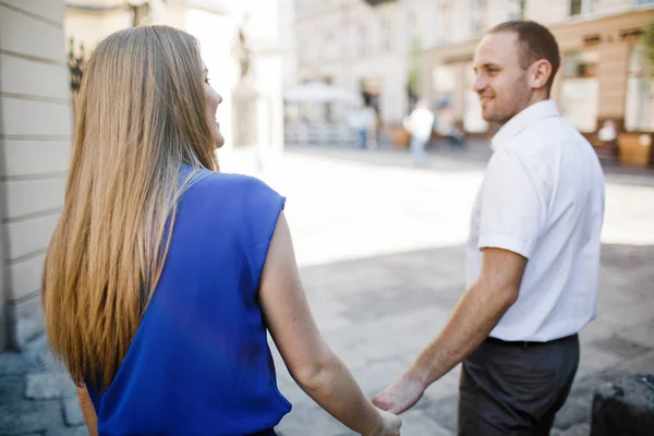 Hermosa pareja feliz abrazándose en la ciudad . — Foto de Stock