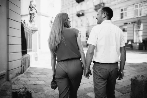 Belo casal feliz abraçando na cidade . — Fotografia de Stock