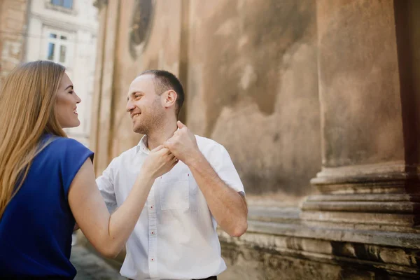 Hermosa pareja feliz abrazándose en la ciudad . — Foto de Stock