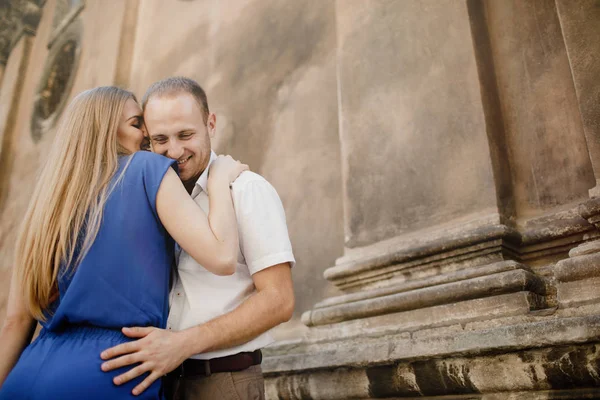 Hermosa pareja feliz abrazándose en la ciudad . — Foto de Stock