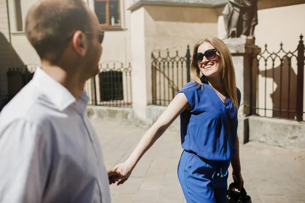 Hermosa pareja feliz abrazándose en la ciudad . — Foto de Stock