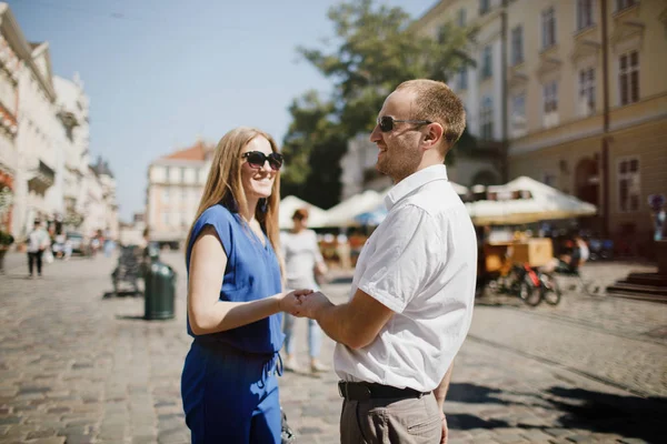 Hermosa pareja feliz abrazándose en la ciudad . — Foto de Stock