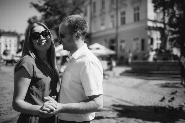 Hermosa pareja feliz abrazándose en la ciudad . — Foto de Stock
