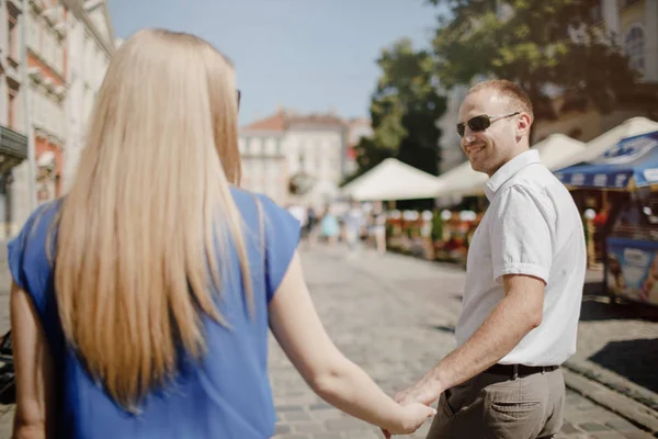 Hermosa pareja feliz abrazándose en la ciudad . — Foto de Stock