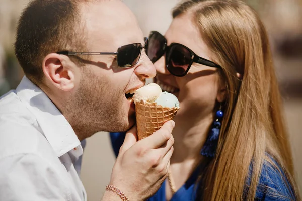 Schönes glückliches Paar, das sich in der Stadt umarmt. — Stockfoto