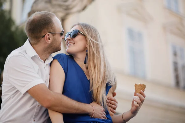 Hermosa pareja feliz abrazándose en la ciudad . — Foto de Stock