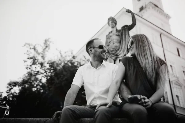 Hermosa pareja feliz abrazándose en la ciudad . — Foto de Stock