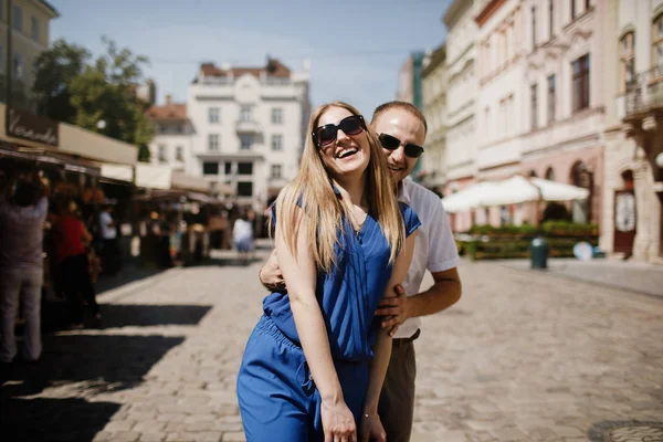 Hermosa pareja feliz abrazándose en la ciudad . — Foto de Stock