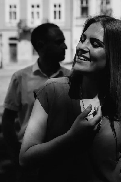 Beautiful happy couple embracing in the city. — Stock Photo, Image