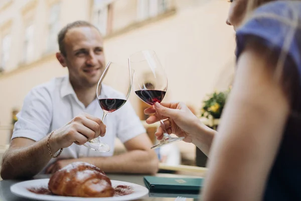 Çift bardak kırmızı şarap ile bir restoranda. Genç — Stok fotoğraf