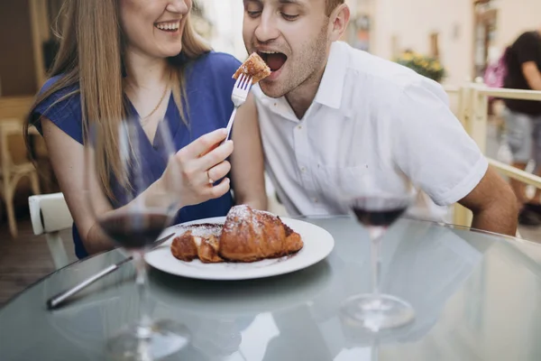 Jovem casal com copos de vinho tinto em um restaurante  . — Fotografia de Stock