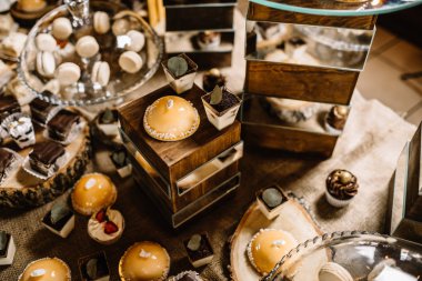 Çikolata. Lezzetli tatlı büfesi kekler. 