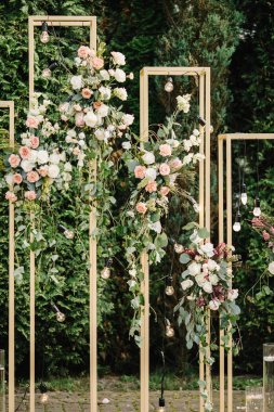 Güzel çiçek süslemeleri dışında. Düğün töreni açık havada.