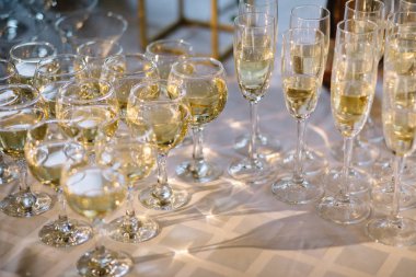 Şampanya ile Festival tablo ayarı. şampanya bardağı yakın çekim