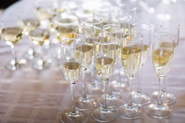 Şampanya ile Festival tablo ayarı. şampanya bardağı yakın çekim