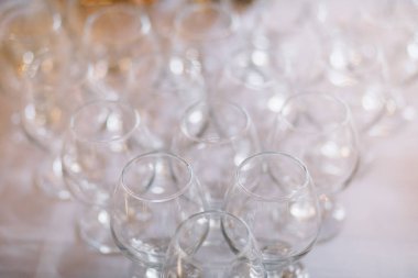 Şampanya ile Festival tablo ayarı. şampanya bardağı yakın çekim