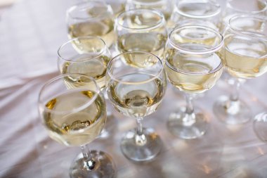 Şampanya ile Festival tablo ayarı. şampanya bardağı yakın çekim